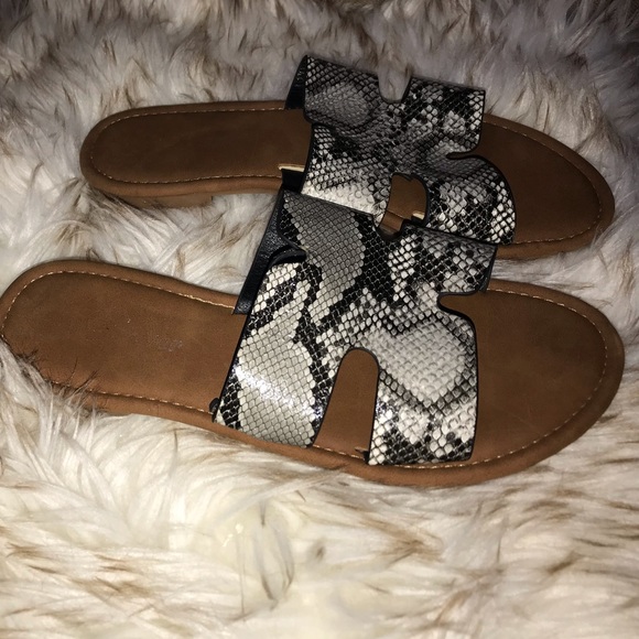 Snakeskin Print Notched Sandals - Picture 8 of 9